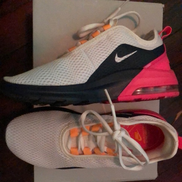 Nike Shoes - AIR MAX MOTION 2 SNEAKER